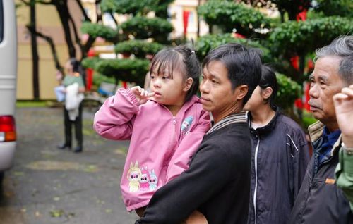 Nhiều em nhỏ theo cha mẹ đến chia tay cùng anh chị nhập học tại trường.