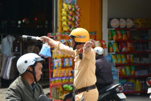Lực lượng chức năng phân luồng, điều tiết giao thông ở Đà Lạt.