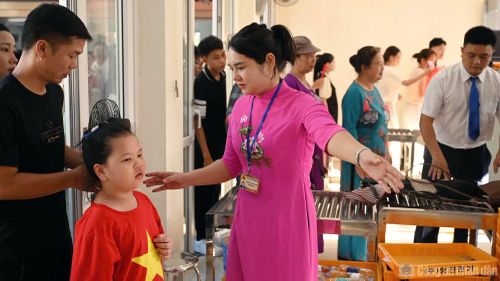 Người dân được hướng dẫn qua khu vực kiểm tra an ninh trước khi vào Lăng viếng Bác.