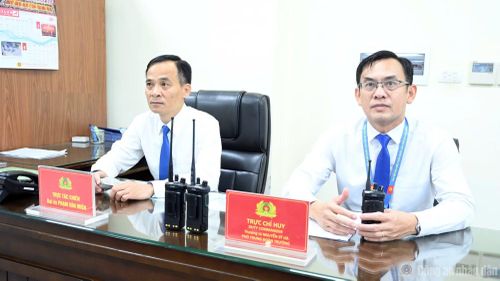 Thượng tá Nguyễn Sỹ Hà, Phó Trung đoàn trưởng Trung đoàn 375 và Đại úy Phạm Văn Miên thực hiện nhiệm vụ tại Trung tâm Chỉ huy an ninh.
