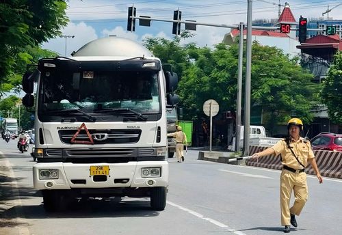 CSGT Hải Phòng kiểm soát phương tiện vào khu vực nội đô.