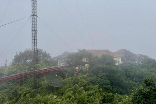Trạm phát sóng nằm trên đỉnh Phja Oắc có hệ thống thiết bị điện tử cùng cột phát sóng hơn 70 m.