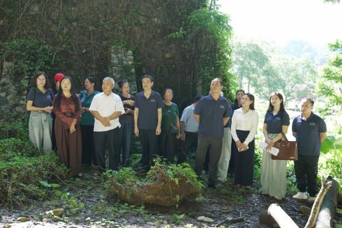Lãnh đạo, viên chức Báo và Phát thanh, truyền hình Cao Bằng thăm địa điểm từng đặt trạm phát sóng phát thanh tại xóm Minh Thanh, xã Nguyên Bình. Ảnh Ánh Nguyệt