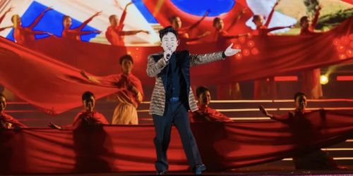Ca sĩ Tùng Dương biểu diễn tại Concert “Cao Bằng - Non nước ngàn năm”.