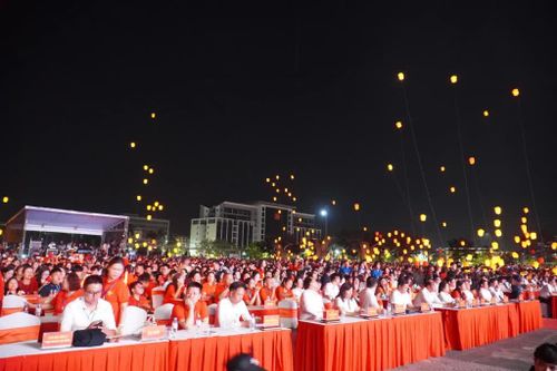 Đông đảo người dân và du khách đến theo dõi, hòa mình vào không khí sôi động của Concert “Cao Bằng - Non nước ngàn năm”.