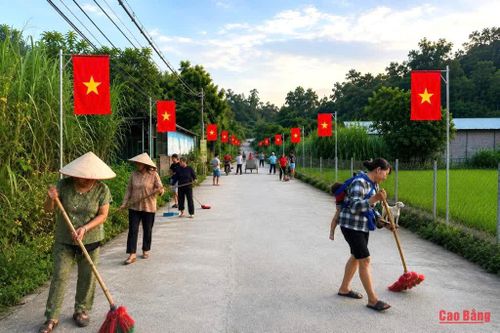 Người dân xóm Pác Bó vệ sinh đường làng, chung sức xây dựng quê hương nơi biên cương.