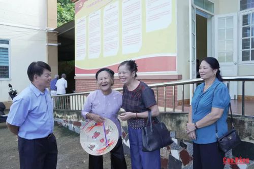 Các phát thanh viên, kỹ thuật viên gặp lại người dân xóm Minh Thanh, xã Nguyên Bình.