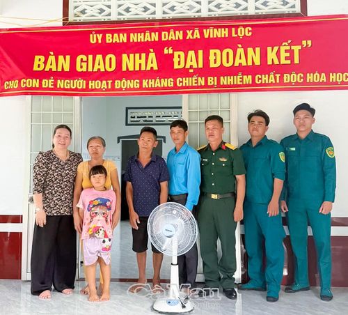 Lãnh đạo xã Vĩnh Lộc cùng các lực lượng chức năng bàn giao nhà Ðại đoàn kết cho gia đình ông Trần Văn Me (ấp Sơn Trắng), đối tượng con đẻ người hoạt động kháng chiến bị nhiễm chất độc hoá học.