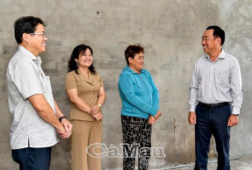 Chủ tịch UBND tỉnh Lữ Quang Ngời (bìa phải) kiểm tra tiến độ thi công và động viên hộ dân khó khăn trên địa bàn phường An Xuyên cố gắng vươn lên, ổn định cuộc sống trong mái ấm mới.