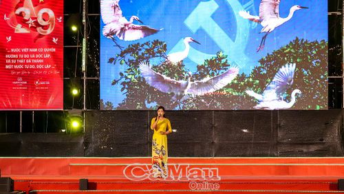Lắng đọng với tiết mục ca cổ “Ơn Đảng”.