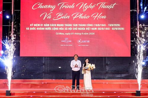  Phó Bí thư Thường trực Tỉnh uỷ Huỳnh Quốc Việt trao Bằng khen của Chủ tịch UBND tỉnh và tặng hoa cho đại diện Công ty TNHH Đầu tư Xây dựng và Thương mại CIT - đơn vị tài trợ chính của chương trình.