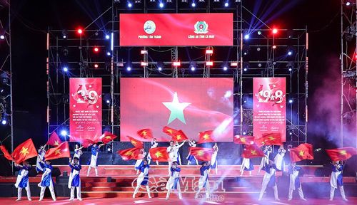  Tiết mục “Âm vang Tổ quốc” tái hiện không khí hào hùng của Cách mạng Tháng Tám.