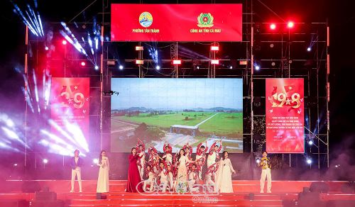 Không khí rộn ràng qua liên khúc “Những trái tim Việt Nam - Ngàn ước mơ Việt Nam”.
