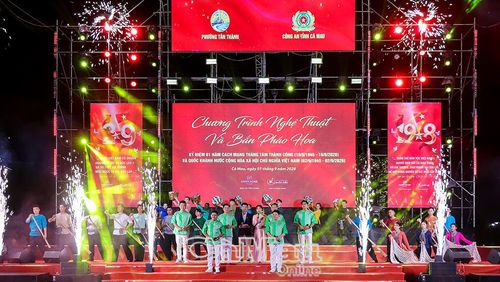 Mở đầu chương trình nghệ thuật là tiết mục “Nắng gió phương Nam” đậm chất văn hoá Nam Bộ.