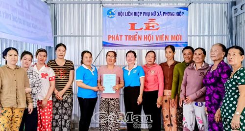 Lễ phát triển hội viên mới của Hội LHPN xã Phong Hiệp, tỉnh Cà Mau.