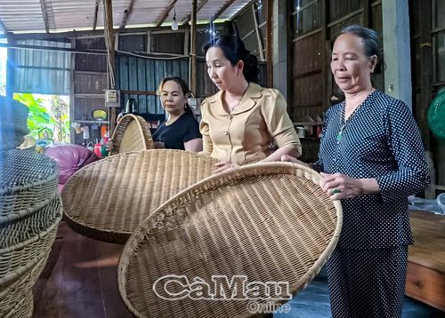 Chị Nguyễn Thị Hiểu, Chủ tịch Hội LHPN xã Ninh Quới (đứng giữa), cùng hội viên tìm hiểu các sản phẩm đan từ dây nhựa.