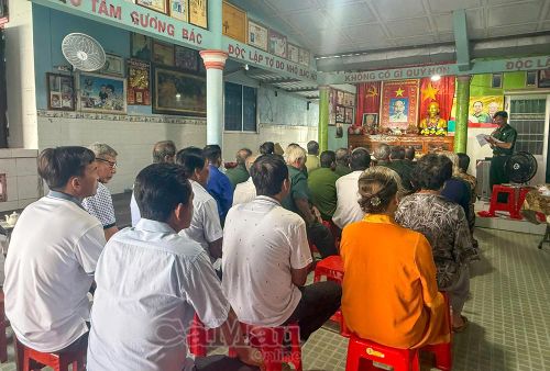 Hội viên cựu chiến binh và bà con cùng lắng lòng tưởng nhớ công ơn Chủ tịch Hồ Chí Minh kính yêu.