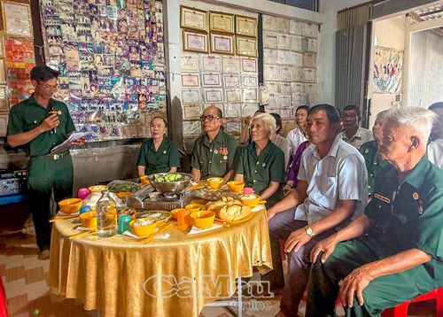 Hội viên cựu chiến binh xã Năm Căn ôn lại cuộc đời, sự nghiệp vẻ vang của Bác nhân buổi tổ chức mâm cơm dâng Bác tại nhà bà Tuyết.