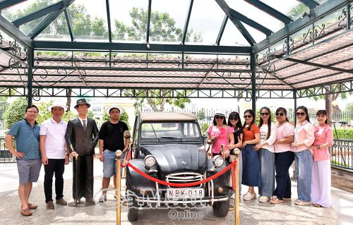 Anh Trần Ngọc Minh (thứ 2 từ trái sang) cùng gia đình, bạn bè ở Thành phố Hồ Chí Minh chụp ảnh lưu niệm bên chiếc ô tô của Công tử Bạc Liêu.