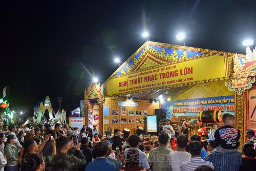 Du khách và người dân thưởng thức chương trình trình diễn di sản văn hoá các vùng miền tại phường Bạc Liêu.