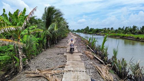 Những tuyến đường giao thông nông thôn được chuẩn bị sẵn nền đất đen để nâng cấp, mở rộng, mang lại niềm vui cho người dân Xã Trần Phán.
