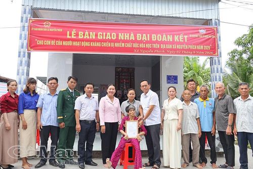 Niềm vui của gia đình bà Nguyễn Thị Thắm (Ấp 5, Xã Nguyễn Phích) khi được bàn giao căn nhà nghĩa tình đúng dịp lễ trọng đại của đất nước.