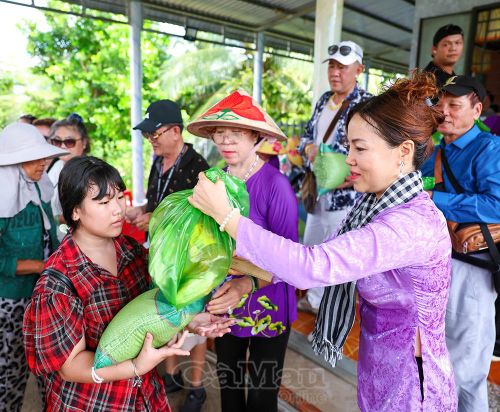 Niềm vui của bà con có hoàn cảnh khó khăn ở Xã Nguyễn Phích khi nhận những phần quà thiết thực, ấm áp đúng dịp Tết Độc lập.