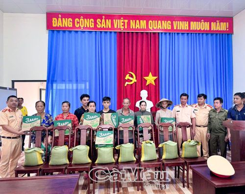 Những phần quà ý nghĩa được trao nhân ngày kỷ niệm thiêng liêng của đất nước.