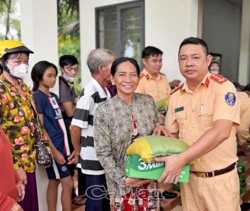 Người dân Xã Hồ Thị Kỷ phấn khởi nhận quà nhân ngày Tết Độc lập.