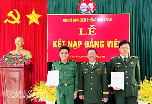 Trung tá Lê Thanh Sử, Chính trị viên Đồn Biên phòng Hòn Khoai, trao quyết định kết nạp Đảng cho các quần chúng ưu tú.