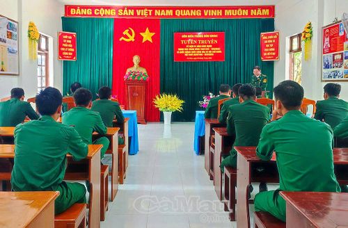 Cán bộ, chiến sĩ và các lực lượng trên đảo tham dự hoạt động tuyên truyền kỷ niệm 81 năm Cách mạng Tháng Tám thành công và Quốc khánh 2/9.