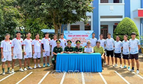 Cán bộ, chiến sĩ Đồn Biên phòng Hòn Khoai cùng các lực lượng giao lưu bóng chuyền, tạo không khí vui tươi, đoàn kết trong dịp Tết Độc lập.