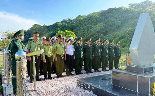 Cán bộ, chiến sĩ và các lực lượng dâng hương, dâng hoa tưởng niệm các anh hùng liệt sĩ đã hy sinh trong cuộc Khởi nghĩa Hòn Khoai.
