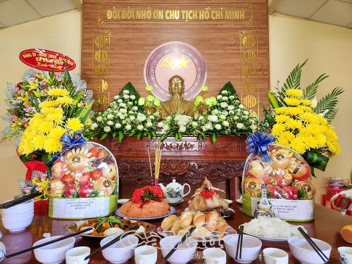 Lễ dâng hương tưởng niệm Bác được tổ chức hằng năm, thể hiện tấm lòng biết ơn sâu sắc của Đảng bộ, chính quyền và Nhân dân xã Vĩnh Hậu đối với Người.
