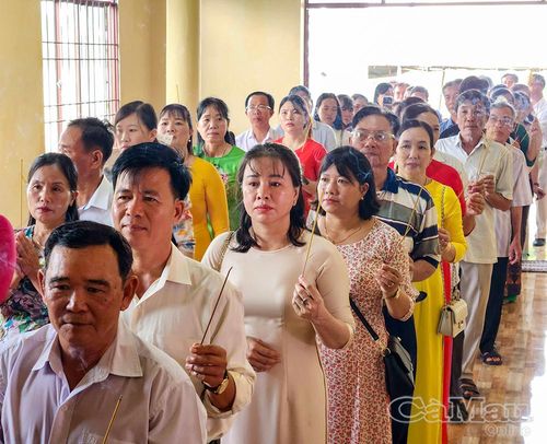 Đảng bộ, chính quyền và Nhân dân xã Vĩnh Hậu dâng hương tưởng niệm Chủ tịch Hồ Chí Minh.