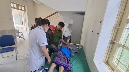 Bà Ly được kiểm tra sức khoẻ tại cơ sở y tế xã. Ảnh: Bộ Công an.