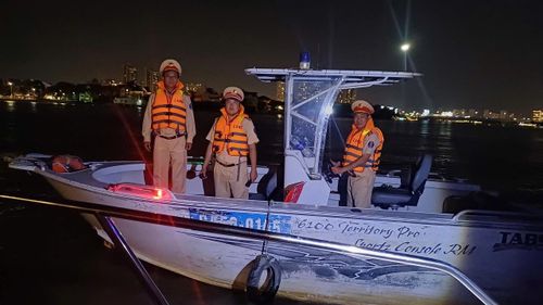 Cảnh sát đường thủy thuộc Đội Cảnh sát đường thủy số 1, Phòng CSGT Công an TPHCM làm nhiệm vụ trên tuyến sông Sài Gòn, khu vực có triển khai trình diễn pháo hoa 