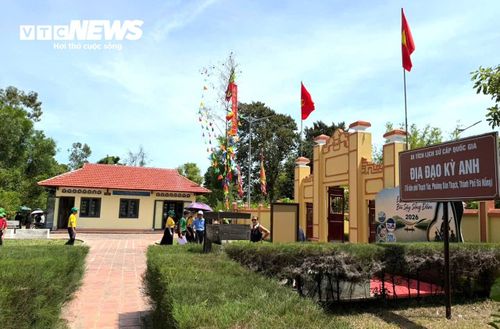 Địa đạo Kỳ Anh bắt nguồn từ ngôi đình làng cổ Thạnh Tân hơn 300 năm tuổi. Ngày xưa, việc đào địa đạo bắt đầu từ ngay dưới những hàng tre và hệ thống cây dây leo bản địa. Đặc biệt, trong mỗi hầm tránh pháo của người dân đều có đường thông với địa đạo Kỳ Anh, nên khi quân địch đến thì cán bộ, chiến sĩ cách mạng đi theo đường tránh pháo để vào địa đạo ẩn nấp.