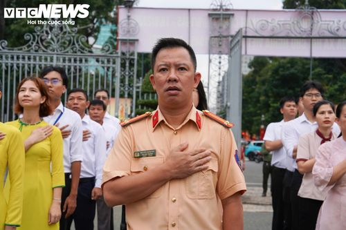 Không khí trang nghiêm, hào hùng tại địa danh lịch sử của đất nước tạo nên những khoảnh khắc xúc động, gợi nhắc hành trình đấu tranh, hy sinh của các thế hệ đi trước để giành và giữ vững nền độc lập, tự do của Tổ quốc.