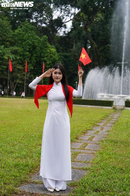 Lực lượng hỗ trợ sẽ hướng dẫn du khách mua vé, lựa chọn lộ trình tham quan phù hợp, góp phần hạn chế tình trạng ùn ứ tại các khu vực đông người. Cùng với đó, lực lượng giám sát an ninh được tăng cường nhằm bảo đảm an ninh, an toàn cho du khách trong suốt thời gian tham quan di tích.