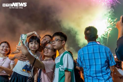 Người dân Hà Nội check-in, lưu giữ lại khoảnh khắc pháo hoa rực sáng tối 2/9/2025. 