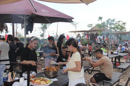 Du khách được thưởng thức những món ăn hấp dẫn.