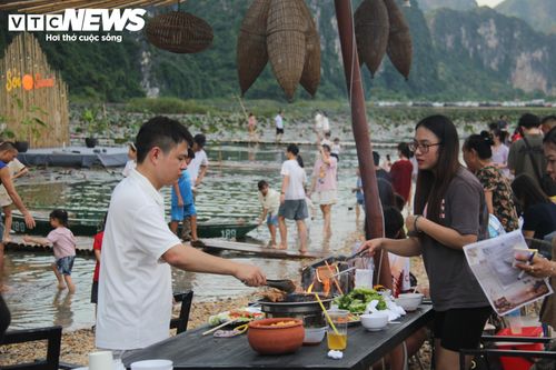 Tại khu du lịch Bãi Sỏi, du khách được thưởng thức những món ẩm thực hấp dẫn.