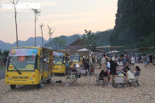 Du khách cũng được trải nghiệm những chuyến xe điện đưa đón miễn phí tại khu du lịch Bãi Sỏi.