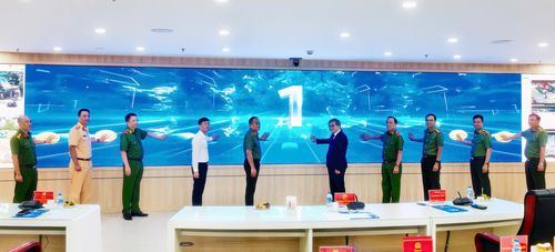 Các đại biểu thực hiện nghi thức Lễ ra mắt, giới thiệu dây chuyền sản xuất thiết bị báo cháy không dây; thí điểm ứng dụng Cảnh sát Hà Nội thông minh (Hanoi Smart Police) và triển khai giai đoạn 2 giải pháp UAV giám sát an ninh trật tự.