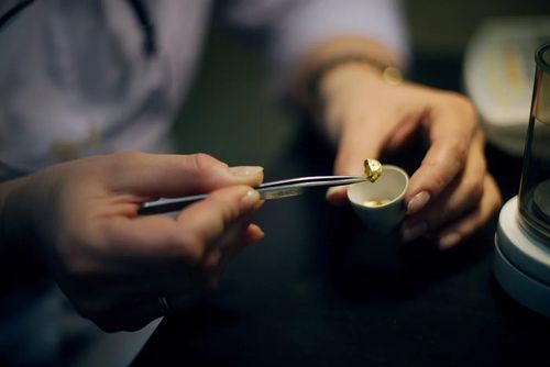 Một nhà khoa học tại phòng thí nghiệm Kupol đang tạo ra các mẫu kim loại quý. (Ảnh: Elena Chernyshova)