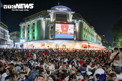 Tối 2/9, Hà Nội đồng loạt tổ chức bắn pháo hoa tại 5 trận địa, mang đến màn trình diễn ánh sáng phục vụ người dân trong dịp kỷ niệm 81 năm Cách mạng Tháng Tám và Quốc khánh 2/9.
