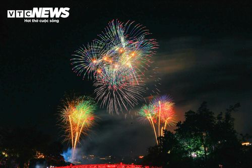 Sắc đỏ, vàng, xanh, tím nối tiếp nhau tạo thành những chùm sáng lớn, phản chiếu xuống mặt nước hồ Hoàn Kiếm, biến không gian quanh hồ thành một bức tranh ánh sáng lung linh trong đêm Tết Độc lập.
