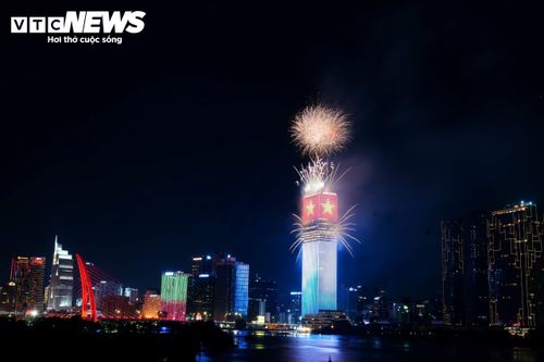 Trong khi đó, trận địa pháo hoa tại tòa nhà Saigon Marina IFC được bố trí 90 dàn pháo tầm thấp, 60 dàn hỏa thuật và 12.540 ống hỏa thuật, tạo nên những hiệu ứng rực rỡ ở tầm thấp giữa lòng đô thị.