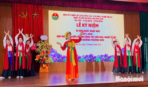Bà Đỗ Tuyết An (giữa) vẫn say mê với những lời ca, điệu múa biểu diễn để đồng đội thưởng thức. Ảnh: Bảo Lâm